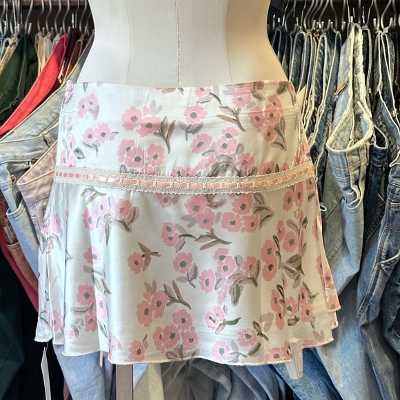 KEHLANI floral prints mini skirt - Picture 4 of 4